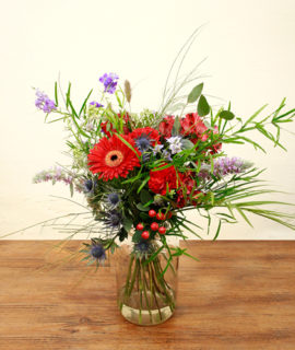 Ramo de flores de gerberas, astromelias y falcatum. Ramo de color rojo, violeta, verdes y algun tono azulado.
