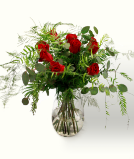 Ramo de flores de San Valentín con rosas rojas, eucaliptus, helecho y esparraguera plumosa. Regala amor a tu novia, novio o pareja. Se detallista. Ramo de tonos rojos y verdes, de aire campestre y romántico.