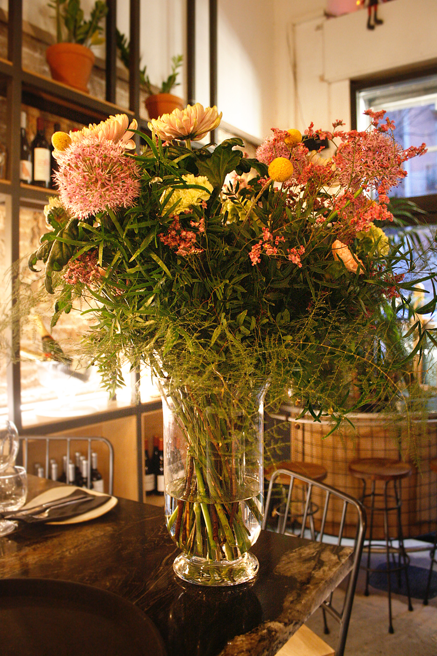 Ram de flors fet per per al restaurant Agust Gastrobar. Ram de allium, craspedia, crisantem, limonium, falcatum, clavells i esparraguera de colors pastels roses i grocs combinat amb verds