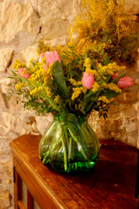 Flors setmanals per al restaurant Agust Gastrobar. Ram de tulipans, mimosa i llentiscle de colors roses i grocs
